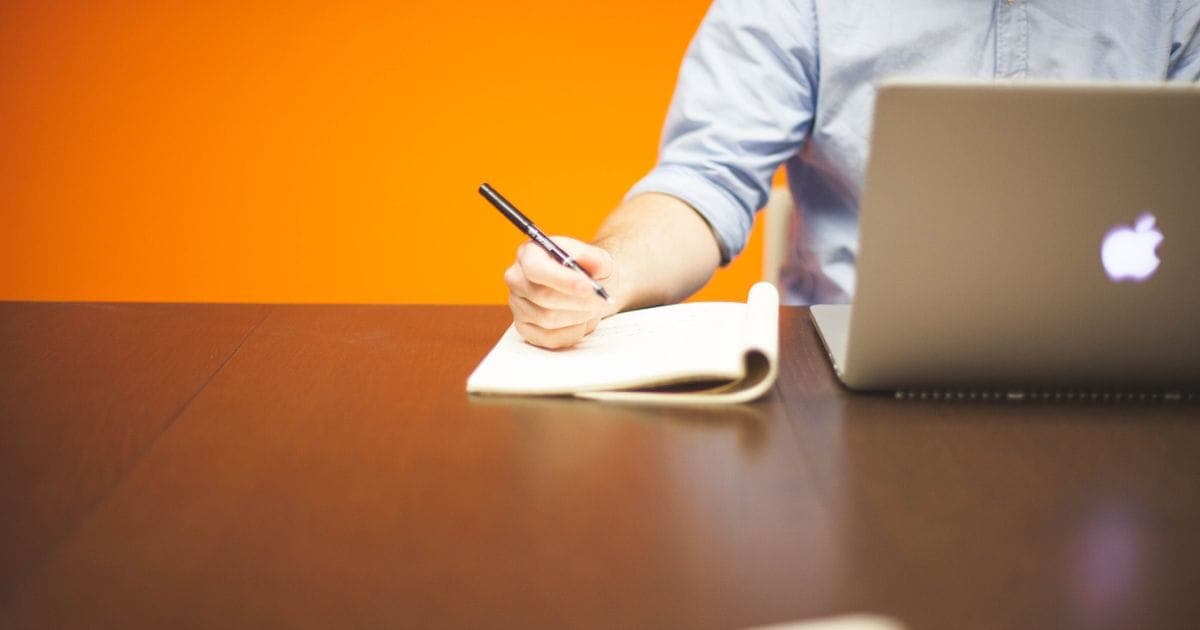 Escribir posts de LinkedIn con IA sin perder tu voz